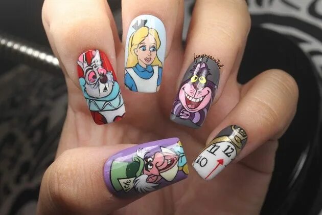 Красивый маникюр алиса Alice In Wonderland Nails Alice in wonderland nails, Disney inspired nails, Disn