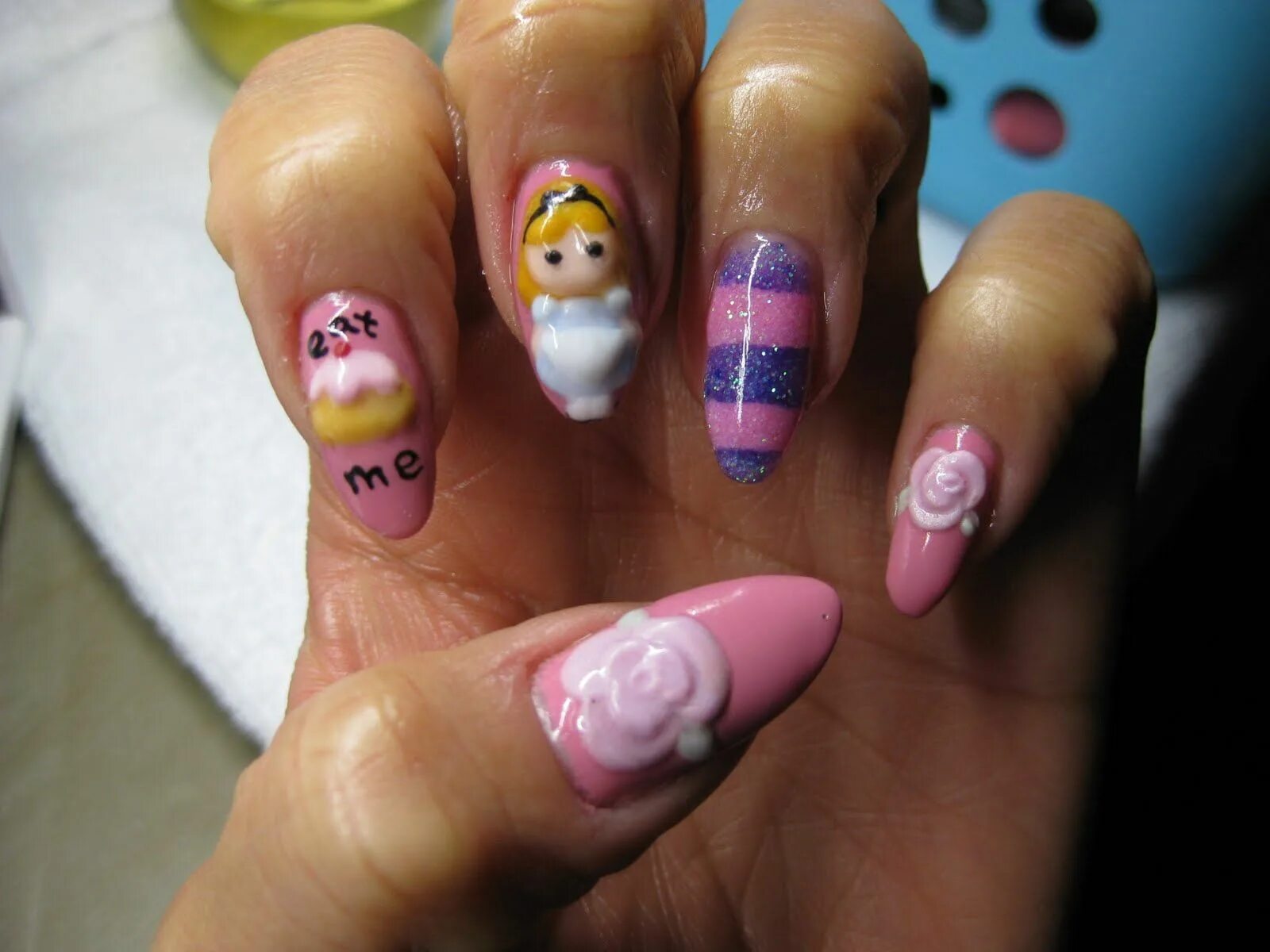 Красивый маникюр алиса Alice in Wonderland Nail Art