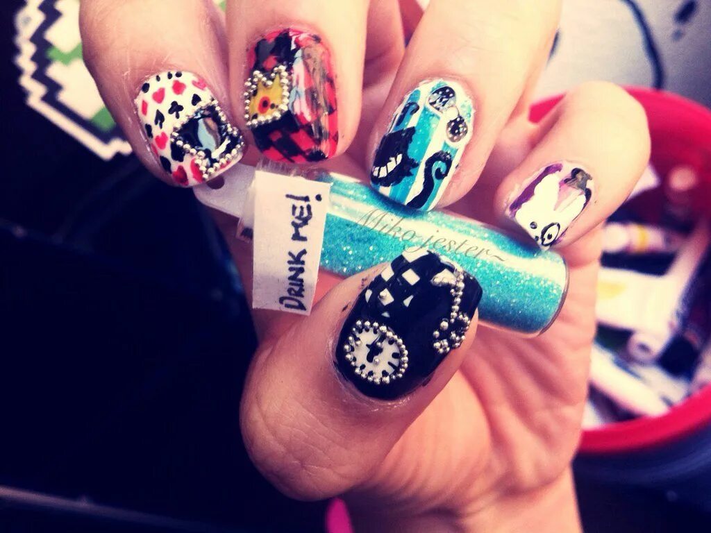 Красивый маникюр алиса alice in wonderland nails - Google Search Alice in wonderland nails, Nail art di