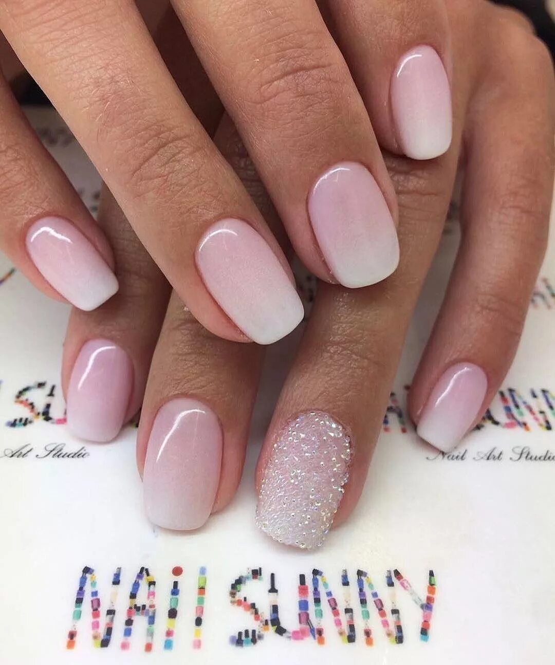 Красивый маникюр амбре маникюр-омбре-с-крайстал-пикси-сваровски Pink ombre nails, Squoval nails, Ombre 