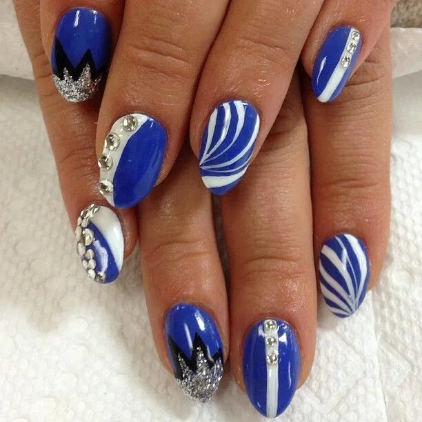 Красивый маникюр бело синий Royal blue and white gel nail designs! Blue and white nails, White gel nails, Bl