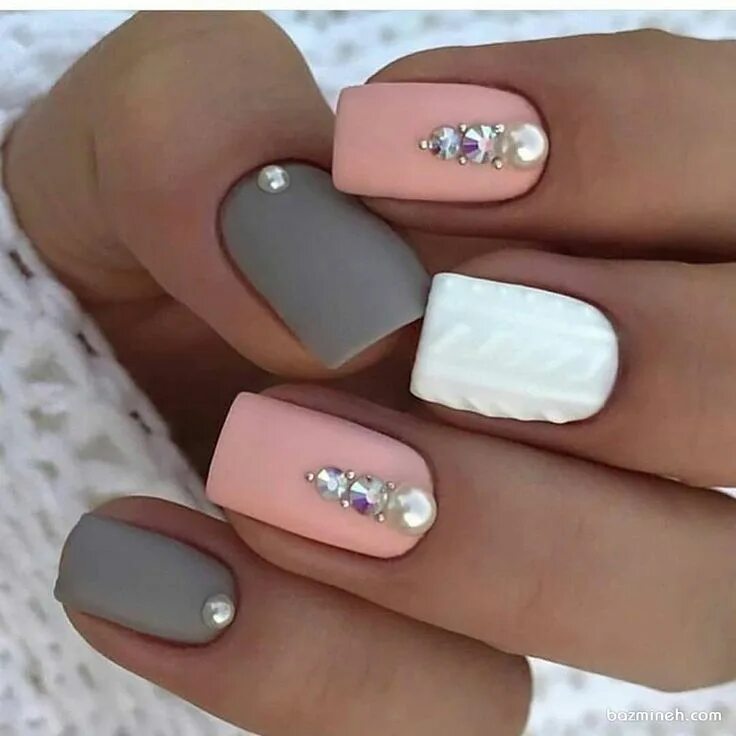 Красивый маникюр без страз دو رنگ طوسی و صورتی ترکیبی شیک و زیبا برای لاک ناخن در فصل زمستان Matte nails de