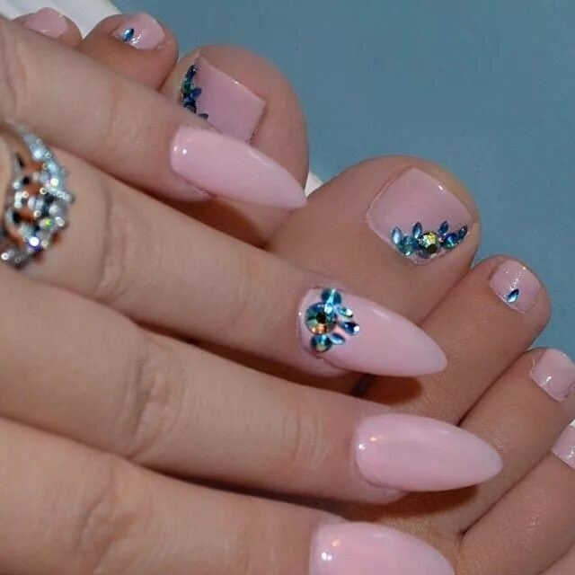 Красивый маникюр без страз Such a beautiful look by @the_beauty_parlour she matched her mani and toes w/ a 