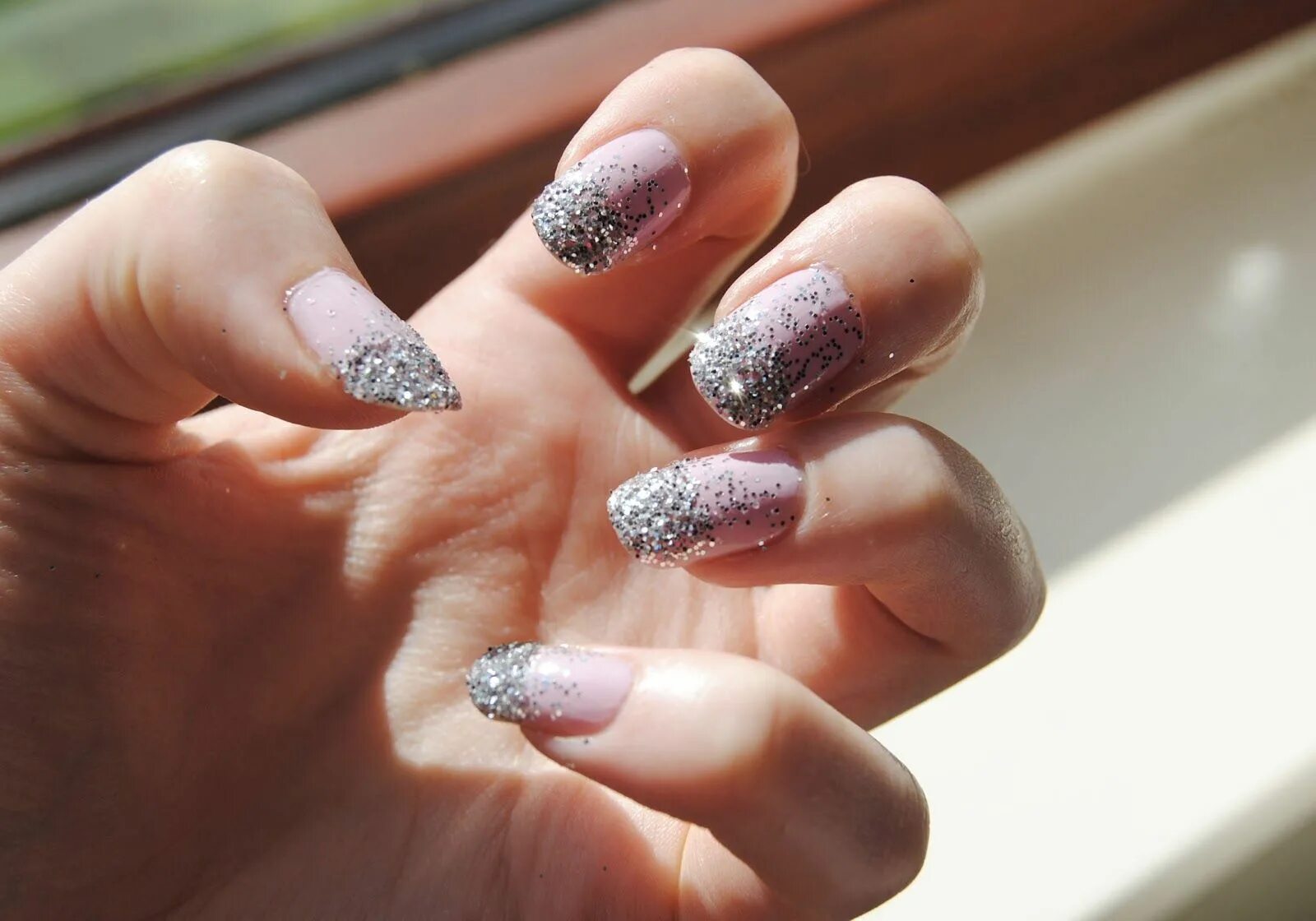 Красивый маникюр блестки фото Silver nail designs, Best nail art designs, Nail jewels