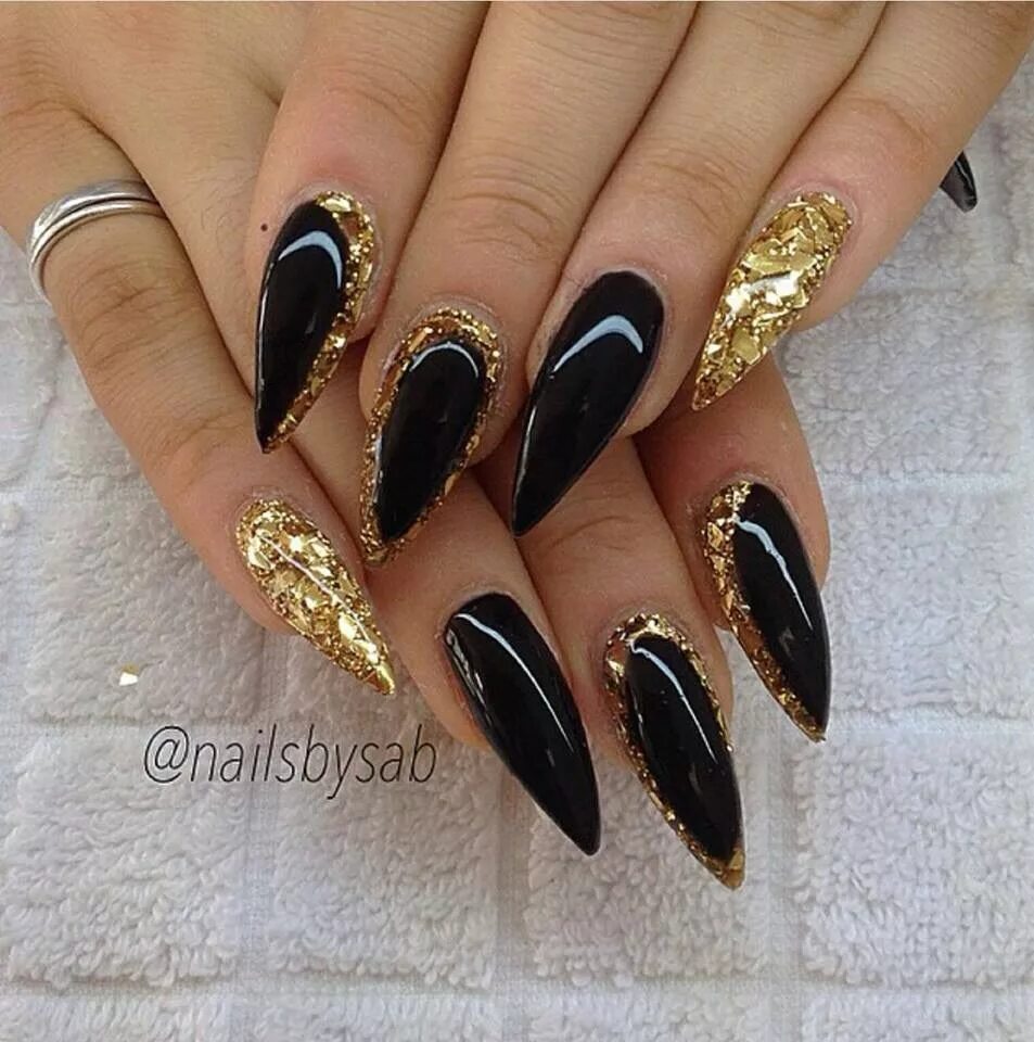 Красивый маникюр черно золотой Black & gold nails Black gold nails, Gold nail designs, Stiletto nails designs