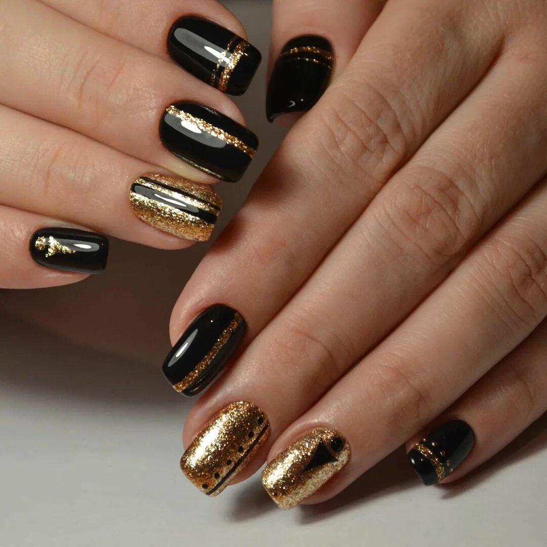 Красивый маникюр черно золотой New Year’s Manicure Manicure nail designs, Pretty nail designs, Beautiful nail a