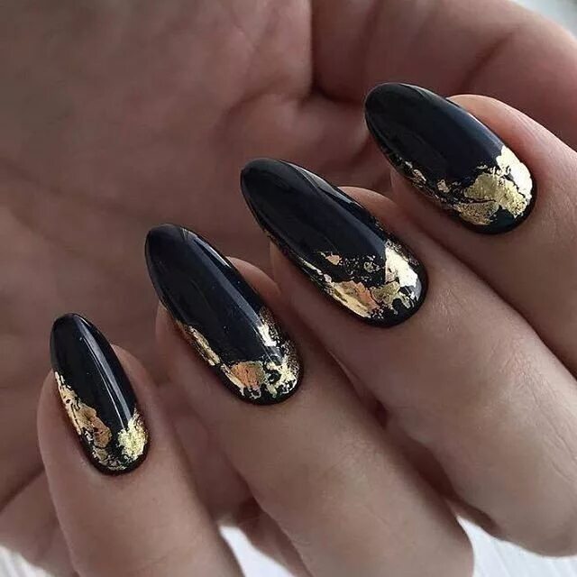 Красивый маникюр черно золотой Pin by Nadejda Fenek on Flashy nails Gold nail designs, Black nail designs, Foil