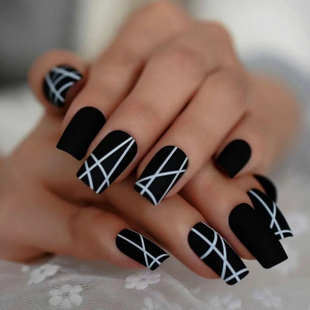 Красивый маникюр черный с белым Маникюр черный матовый Stylish nails, Fancy nail art, Gel nails
