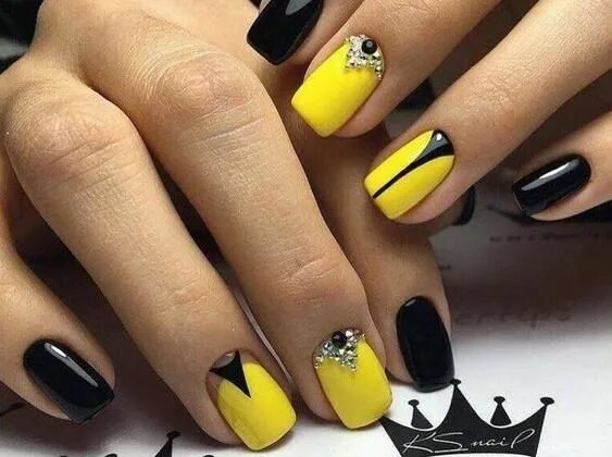 Красивый маникюр черный с желтым Manicure Geometric Nail Art Ideas Yellow nail art, Yellow nails, Nail art