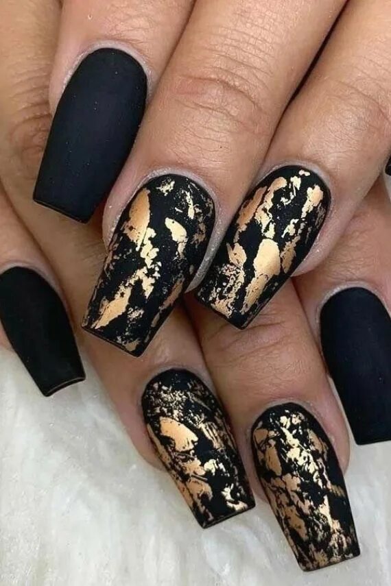 Красивый маникюр черный с золотом Med Tech. Запись со стены. Gold nail designs, Gold nail art, Gold nails