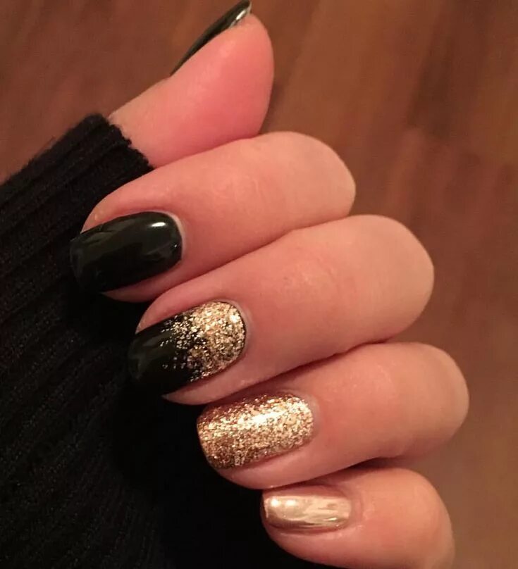 Красивый маникюр черный с золотом Black and rosegold nails Gold nails, Rose gold nails, New years eve nails