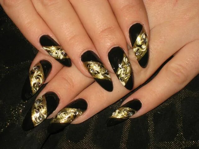Красивый маникюр черный с золотом Zestyfashion.com Gold nail designs, Gold nail art, Black gold nails