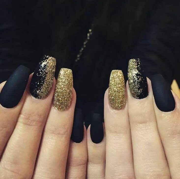Красивый маникюр черный с золотом Black matte and gold glitter Black gold nails, Nails design with rhinestones, Go