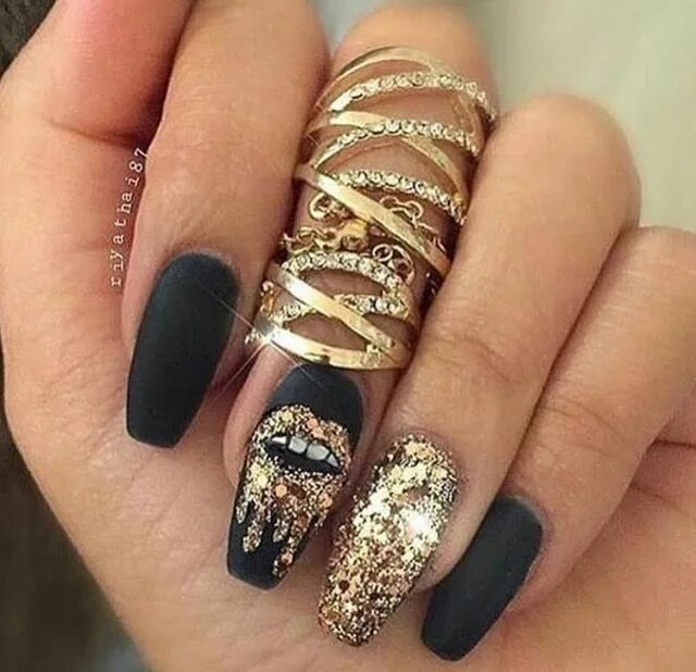 Красивый маникюр черный с золотом Lilshawtybad Black gold nails, Gold nail designs, Glitter gel nails