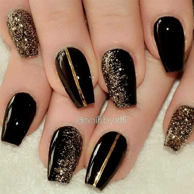 Красивый маникюр черный с золотом Pin by Lena on Ногти Gold nail designs, Black nails with glitter, Nail designs g