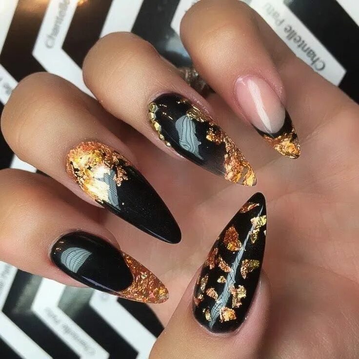 Красивый маникюр черный с золотом Pin by Mó Ru on nails Gold acrylic nails, Black acrylic nail designs, Gold nail 