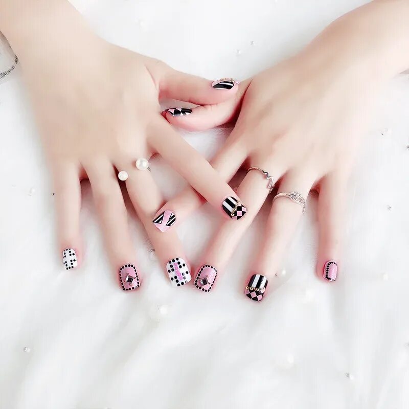 Красивый маникюр девочке Girls Cute Pink Color False Nails Women Sweet Black White Stripe Nail Design Sho