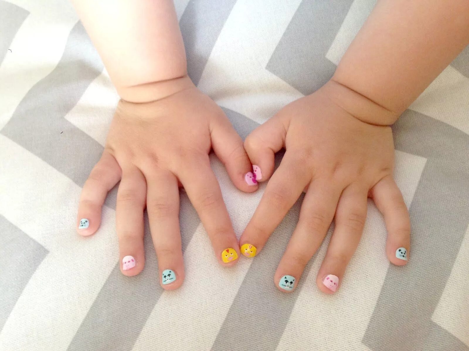 Красивый маникюр девочке Mini Manicure with Fingernail friends at the farm animal nail stickers. From the