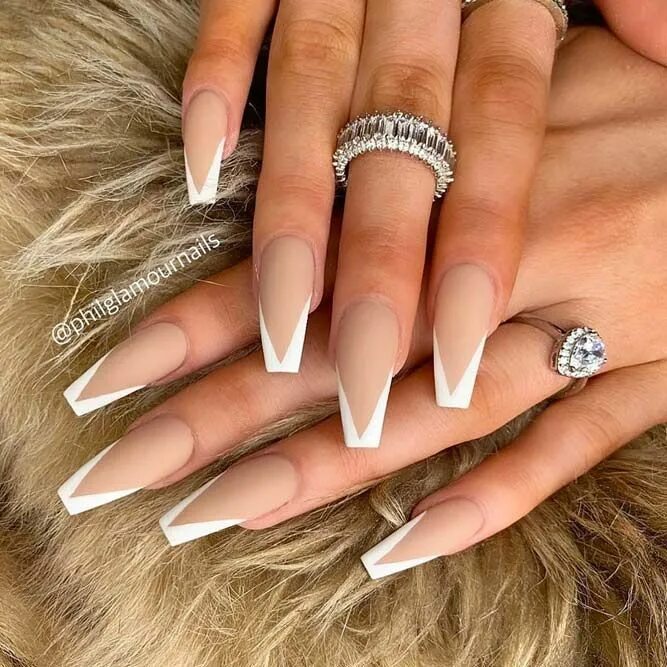 Красивый маникюр длинные ногти френч Coffin Tip Nails With White French Manicure