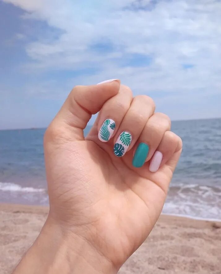 Красивый маникюр для моря 2024 nails beach palm tree leaves sea sun sand Beach nails, Palm tree nails, Tropical