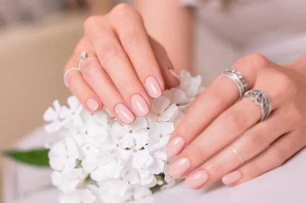 Красивый маникюр для невесты Premium Photo Female hands with wedding manicure nails