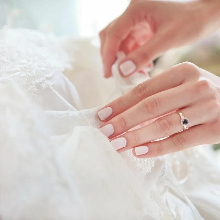 Красивый маникюр для невесты Want a manicure that will make it through the wedding AND the honeymoon? Dazzle 