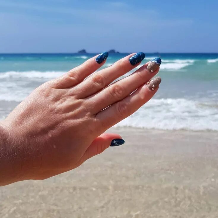 Красивый маникюр для отдыха на море Swarovski on Violet nails, Creative nail designs, Aqua nails