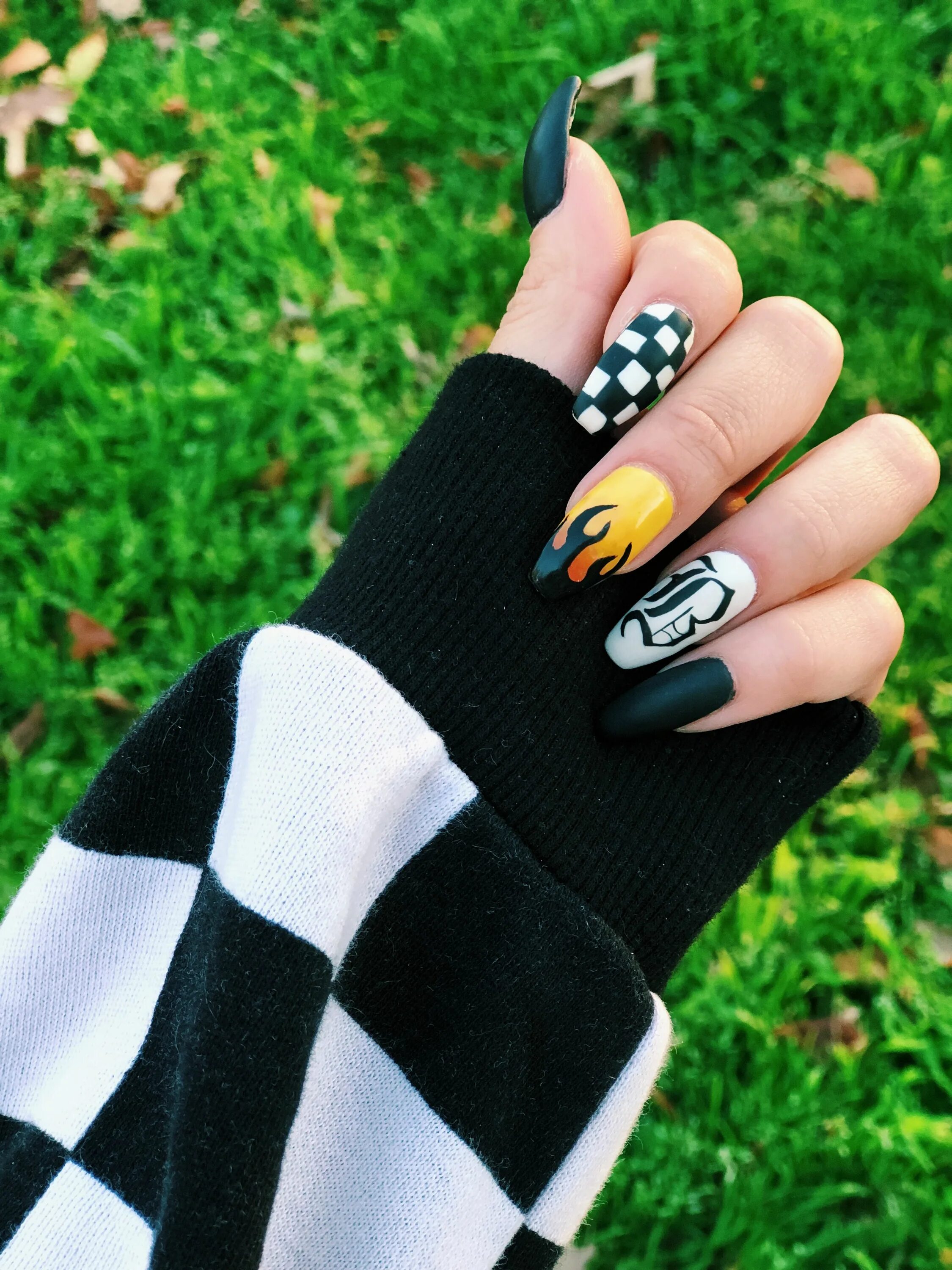 Красивый маникюр для подростков #lit #nails #nailset #black #white #checker #oldenglish Red nails, Stylish nails