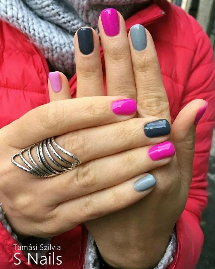 Красивый маникюр два цвета Pin de S Nails MANICURE en Hibrid lakkozás Manicura de uñas, Manicura, Decorados