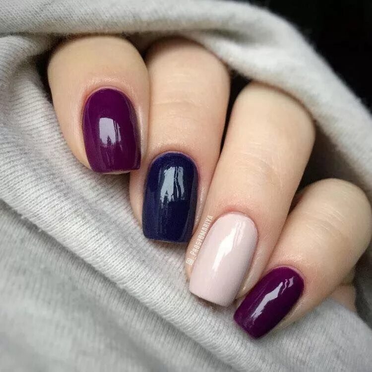 Красивый маникюр двумя цветами Pin de Boglárka Farkas-Piskóty en körömke Manicura de uñas, Uñas de gel cortas, 