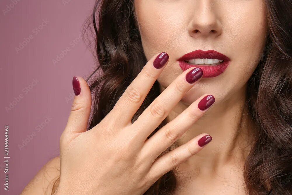 Красивый маникюр фото для женщин Beautiful young woman with professional manicure on color background, closeup фо