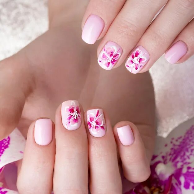 Красивый маникюр фото лето Premium Photo White manicure on hands