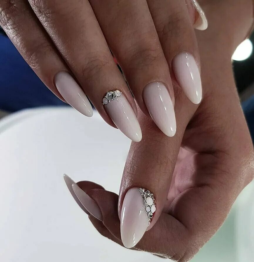 Красивый маникюр фото миндалевидные Manicure Studio, training of masters for beauty salons, Stavropol, Rogozhnikova 