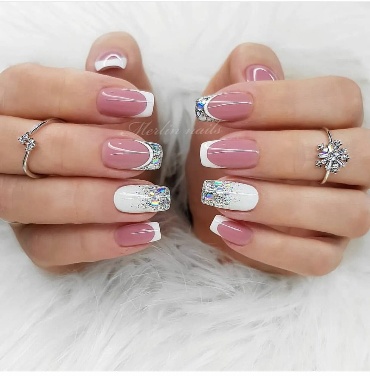 Красивый маникюр фото самый шикарный светлый Winter Nail Trend: Glitter Manicure