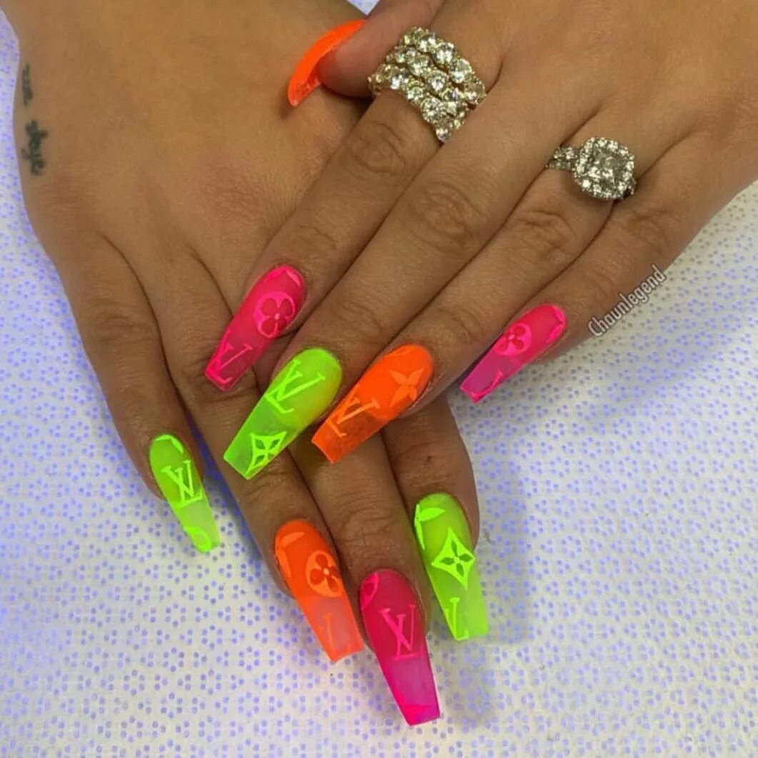 Красивый маникюр фото яркий дизайн Slika može sadržavati: jedna ili više osoba Neon nails, Nail designs, Long acryl