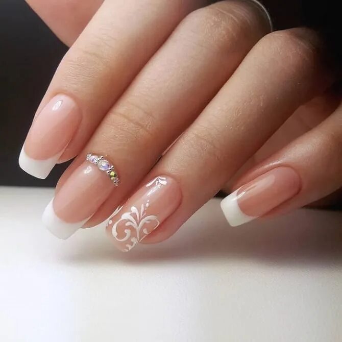 Красивый маникюр френч изысканный на квадратные ногти Fashionable wedding manicure 2023-2024