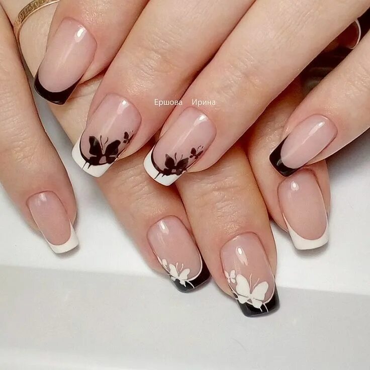 Красивый маникюр френч изысканный с рисунком Schmetterlinge auf dem Nagel Schwarz und weißes nageldesign Дизайнерские ногти, 