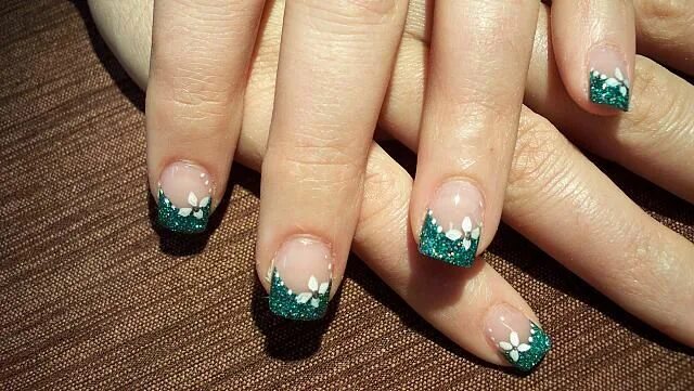 Красивый маникюр френч зеленый Green brocade tips-acril nails Nails, Bridesmaids nails, Green nails