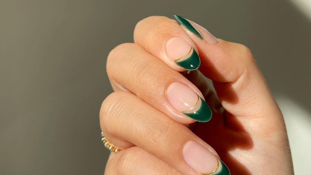 Красивый маникюр френч зеленый The Unexpected Nail Colour That’s Trending For Spring British Vogue