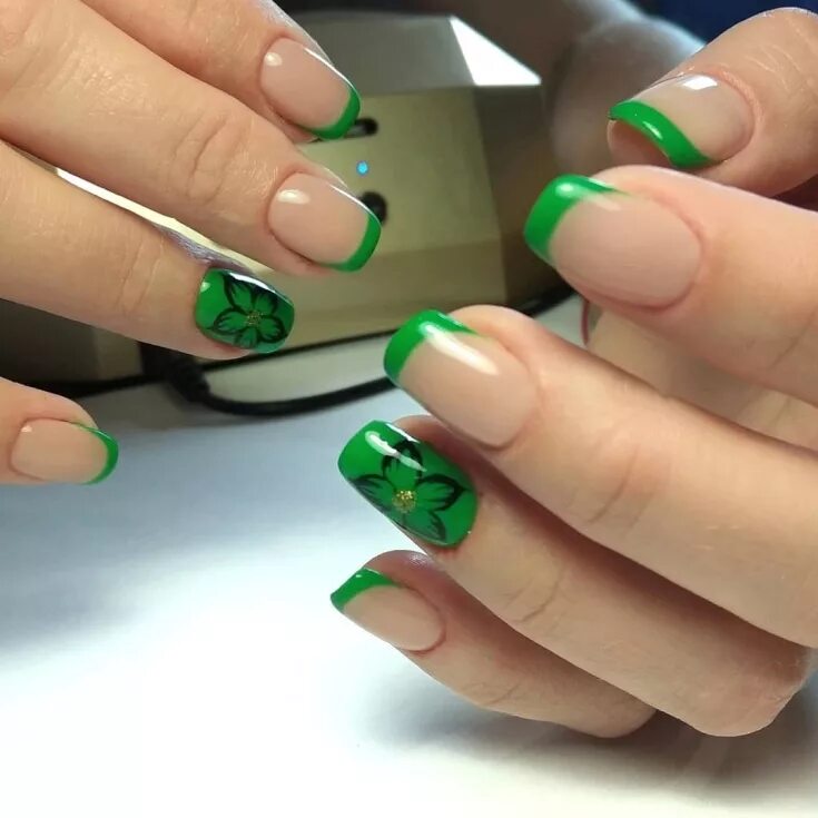 Красивый маникюр френч зеленый French manicure