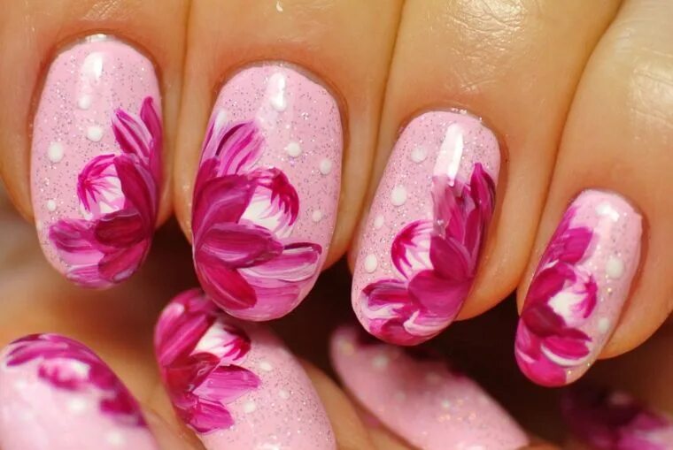 Красивый маникюр гель рисунок unghie-primaverili-smalto-color-rosa-chiaro-decorazioni-rosa-scuro-pallini-bianc