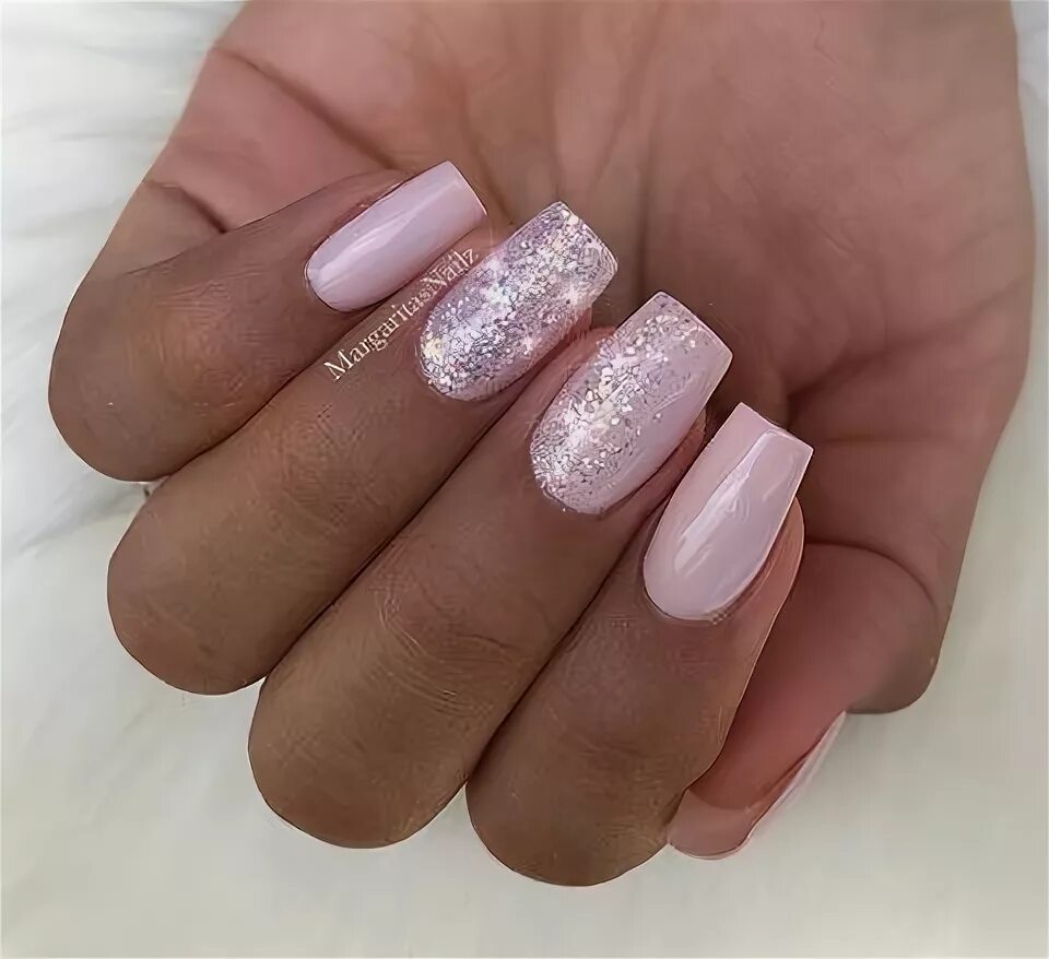 Красивый нежный маникюр с блестками Pin de Miosotis Gutiérrez en Nailsss Manicura con purpurina, Uñas purpurina de c