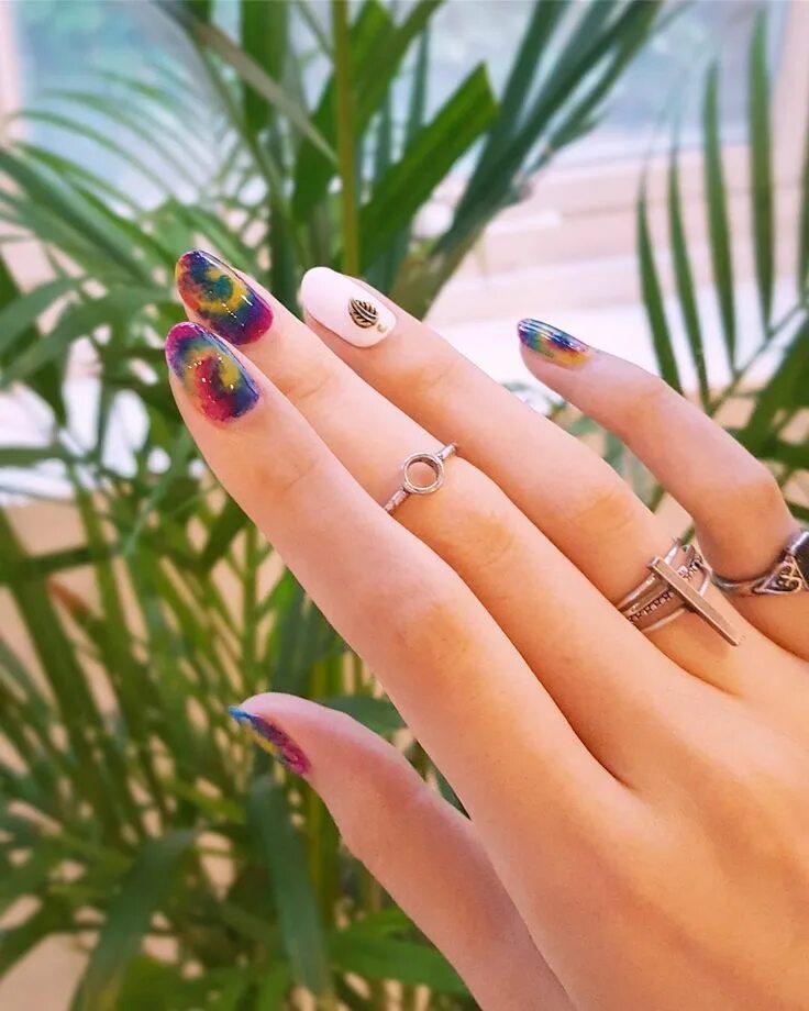 Красивый ногти маникюр на лету Tie-dye nails are popping up on Instagram, promising to be the next big nail art