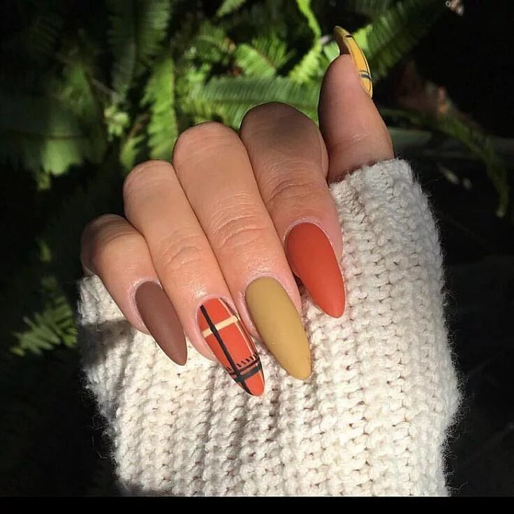 Красивый осенний маникюр на длинные ногти Perfect colors for this season #laquenailbar #laque #laqued #getlaqued #nailpoli