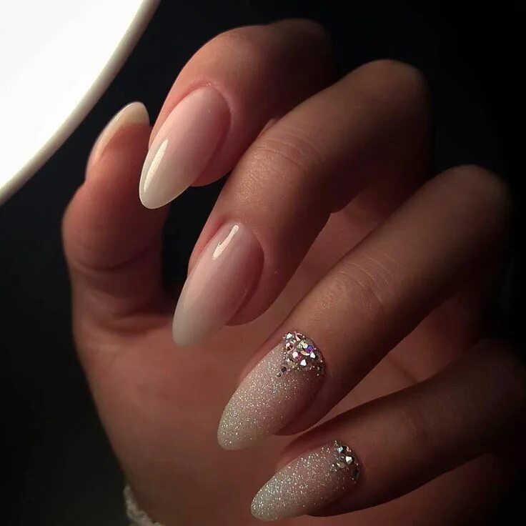 Красивый овальный маникюр Pin by HERMES 1414 on nails Wedding nails glitter, Chic nails, Wedding nails