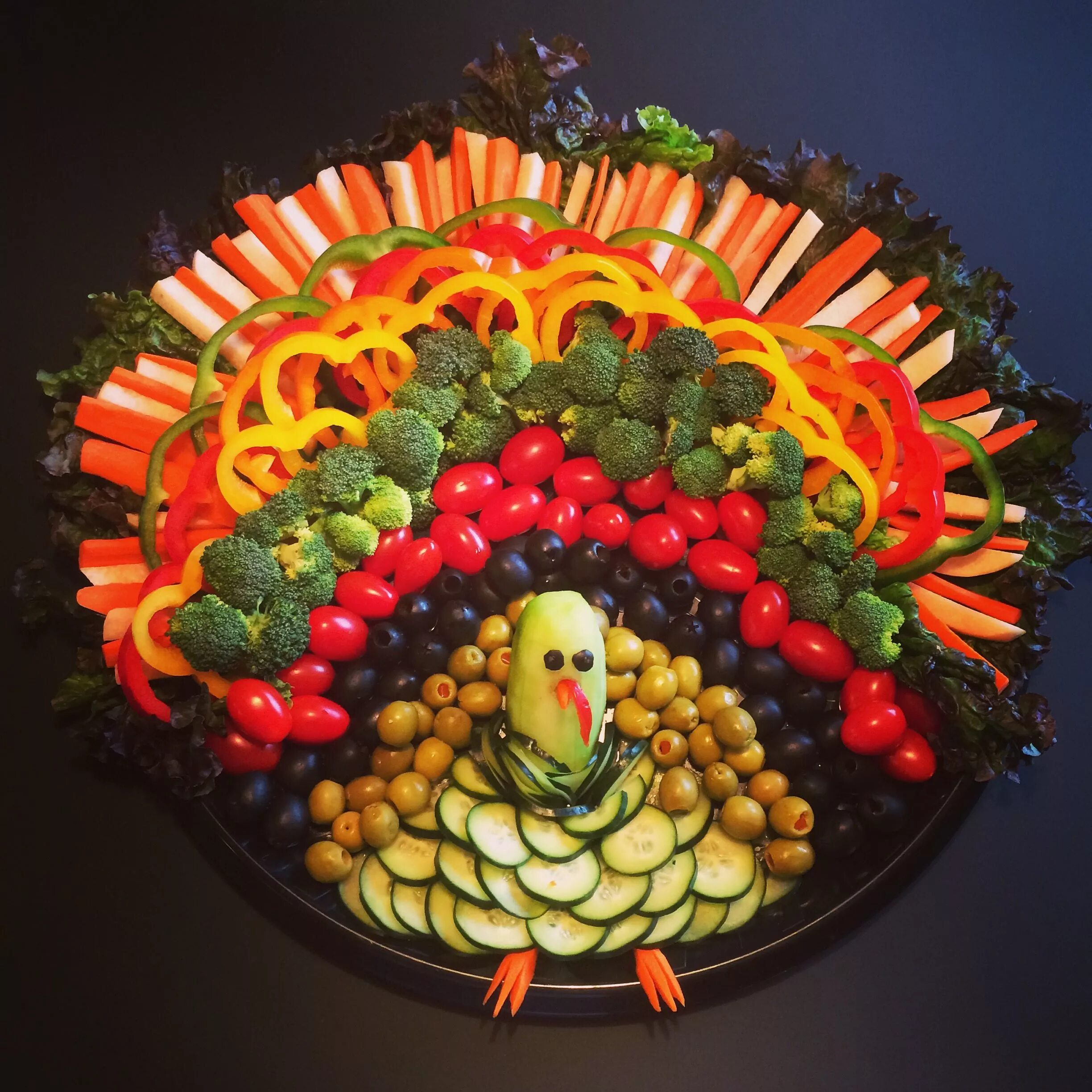 Красивый овощной оформление Turkey relish tray...nailed it! in 2020 Thanksgiving snacks, Thanksgiving vegeta