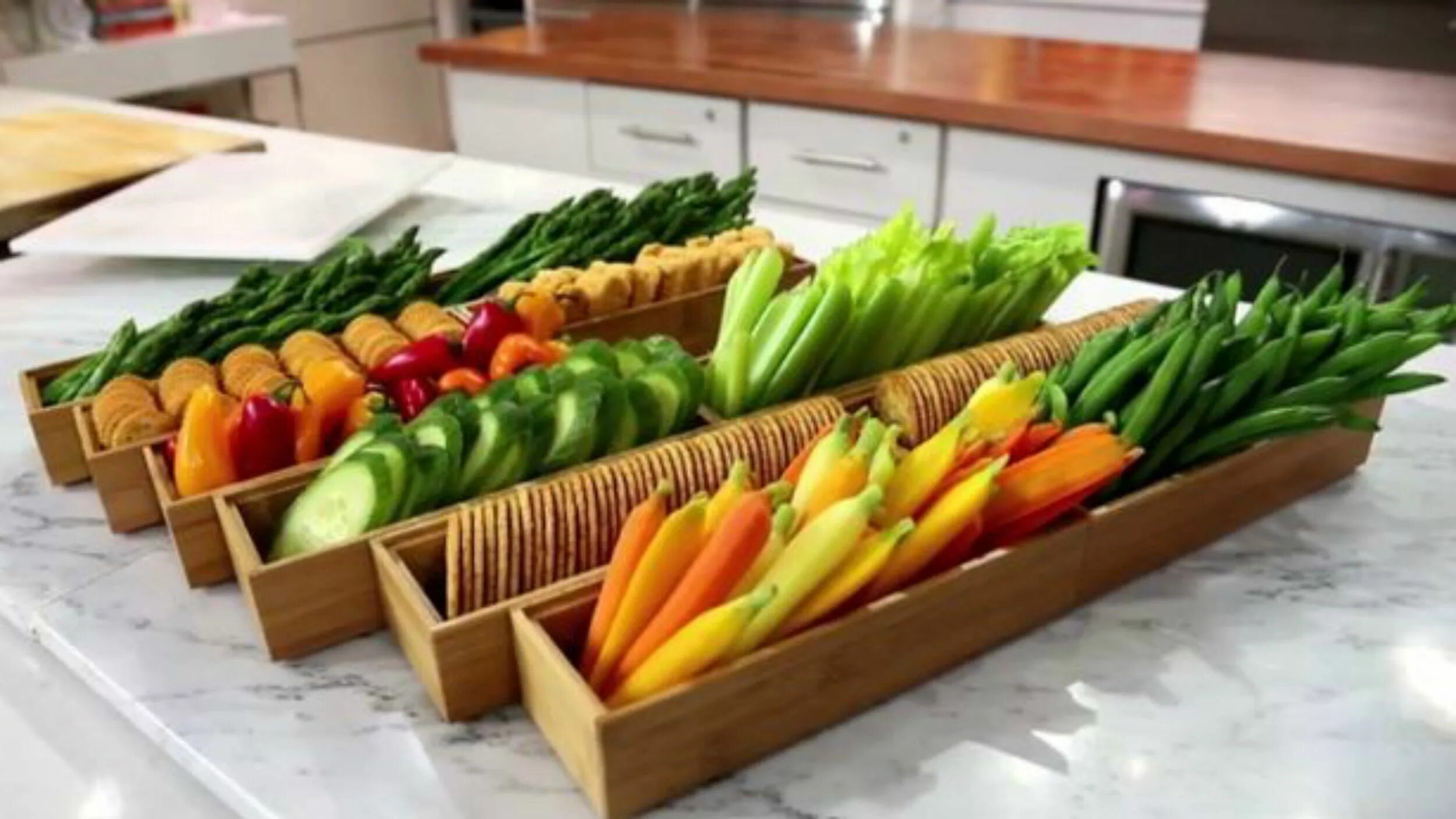 Красивый овощной оформление Crudités party trick! Turn vegetables into a stunning 'garden' Veggie platters, 