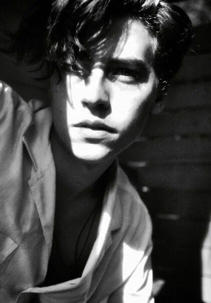 Красивый парень черно белое фото Pin de http_teenwolfofficial em Cole Sprouse Fotografia masculina, Poses de foto