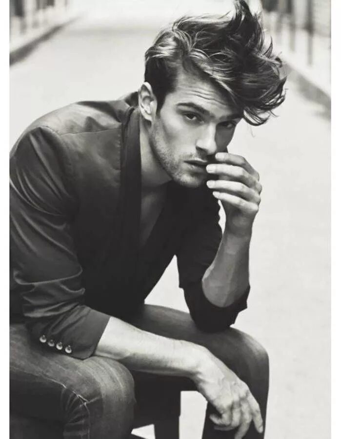 Красивый парень черно белое фото Coiffure pour homme : les coupes de cheveux tendance en 2023 - Elle Mens hairsty
