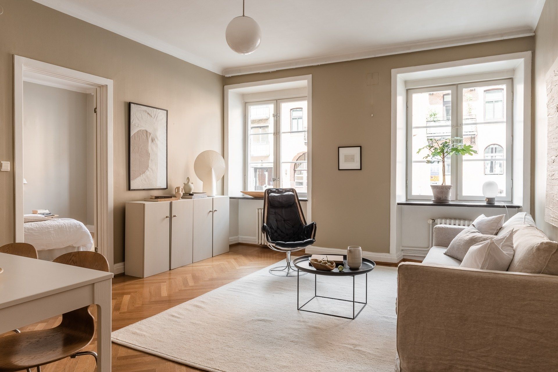 Краска бежевая для стен в интерьере Home in beige - COCO LAPINE DESIGN Salones marrones, Decoración de unas, Decorac